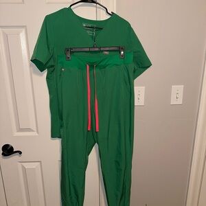 FIGS Women’s Green Scrub Set